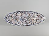 un plat ovale orné d'un motif paisley