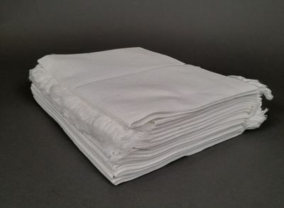 des serviettes blanches empilées les unes sur les autres sur une table