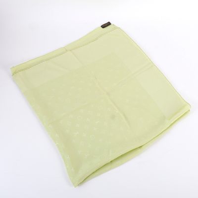 une pochette vert citron à pois blancs sur fond blanc