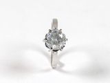 gros plan d'une bague en diamant sur une surface blanche