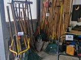 un garage rempli d'outils