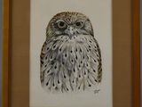 tableau représentant un hibou, dans un cadre en bois accroché au mur