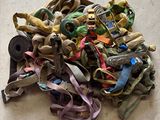 un tas d'objets divers éparpillés par terre