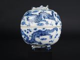 théière en porcelaine bleue et blanche ornée d'un motif de dragon