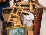 un tas de meubles posés par terre