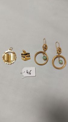 trois paires de boucles d'oreilles en or et une bague en or