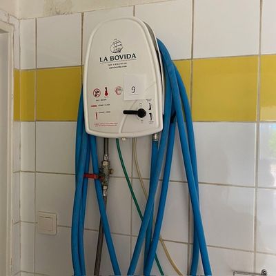 un tuyau bleu raccordé à un chauffe-eau mural