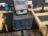 une image représentant un bureau sur lequel se trouve un ordinateur