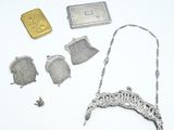 beaucoup d'objets en argent qui se trouvent sur la table