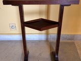 une petite table en bois surmontée d'une étagère