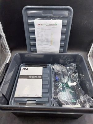un boîtier en plastique contenant du matériel électronique