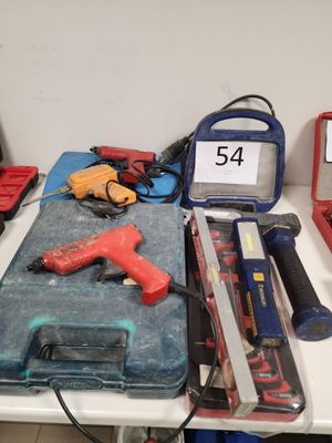 de nombreux outils posés sur une table sur laquelle se trouve un ordinateur portable