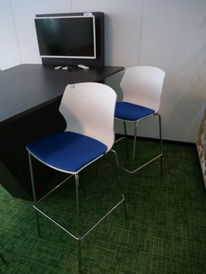 deux chaises placées devant un bureau