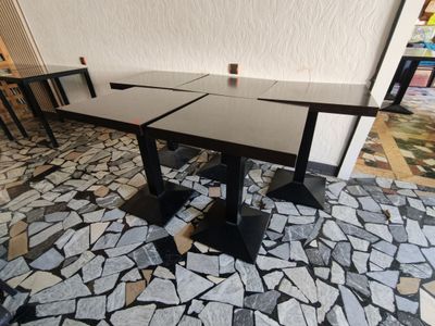 deux tables posées à même le sol