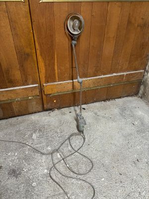 un cordon branché sur une prise électrique