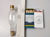 une boîte d'allumettes et une bouteille d'allumettes à côté d'une boîte d'allumettes