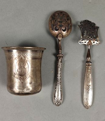 deux cuillères et une tasse posées sur une table