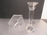 deux bougeoirs en verre transparent posés sur une table
