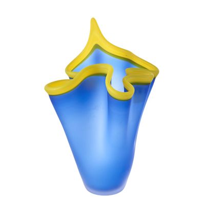 un vase bleu avec une anse jaune sur fond blanc