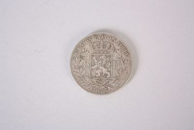 une vieille pièce d'argent sur laquelle figure un blason