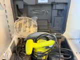 une boîte à outils avec des outils posés sur une table