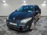 la photo d'une voiture noire garée dans un garage