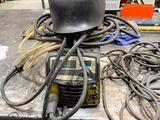 une photo d'un casque de soudage posé sur une table