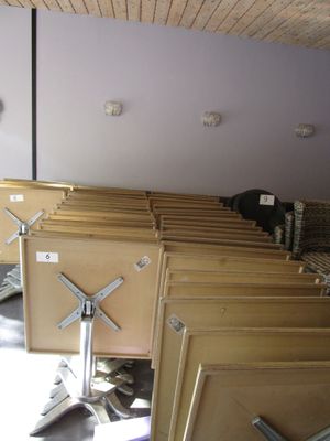 de nombreuses chaises vides dans une pièce au plafond en bois