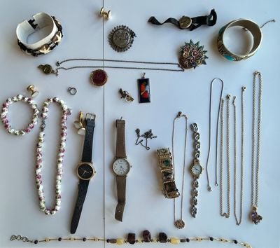 de nombreux types de bijoux exposés sur la table
