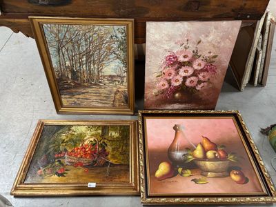 Trois tableaux représentant des fruits et des fleurs sont exposés dans une pièce