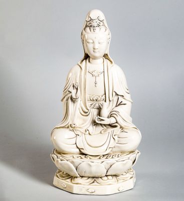 Kwan Yin en porcelaine Blanc de Chine de Dehua, école chinoi…