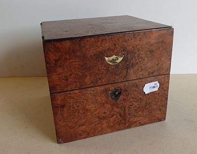 une petite boîte en bois surmontée de deux tiroirs