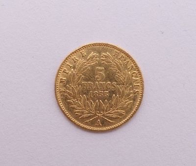 l'image d'une pièce d'or posée sur une surface blanche