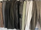 cinq pantalons suspendus à un portant