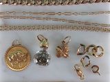de nombreux types de bijoux sont exposés sur la table