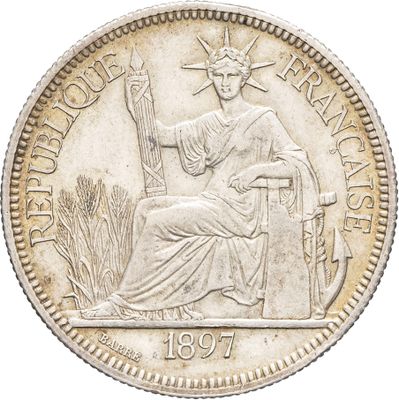 Gros plan sur une pièce de monnaie ornée d'une statue