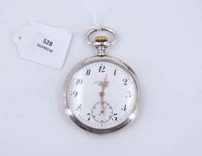 une montre de poche en argent posée sur une surface blanche, avec une étiquette de prix