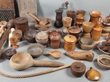 de nombreux objets en bois de toutes sortes posés sur la table