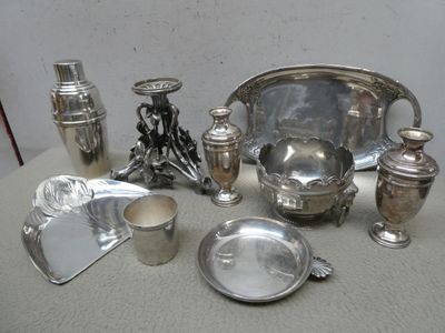 une table sur laquelle se trouvent de nombreux objets en argent