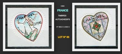 deux photos encadrées représentant deux cœurs sur lesquels figure un nom