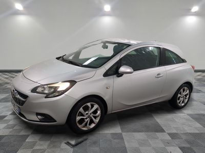la photo d'une voiture blanche garée dans un garage