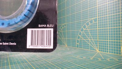 une photo montrant un gros plan d'un morceau de papier posé sur un tapis de découpe