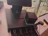 un bureau sur lequel se trouvent un écran, un clavier et d'autres objets