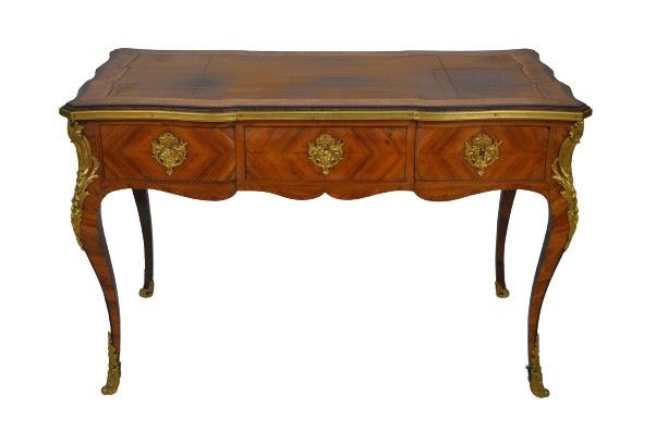 Bureau plat en bois de placage à décor de marqueterie et de bronz...
