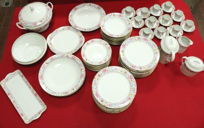 une table rouge sur laquelle sont posées de nombreuses assiettes et bols