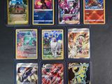 beaucoup de cartes pokemon sur la table