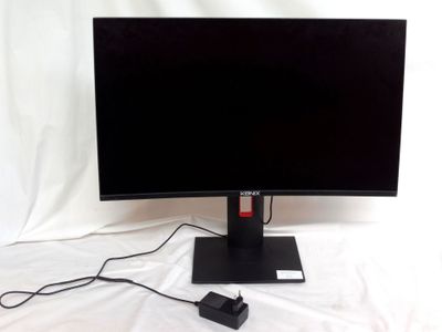 un écran d'ordinateur branché à un chargeur