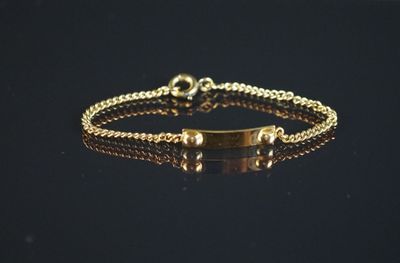 un bracelet plaqué or sur un fond noir