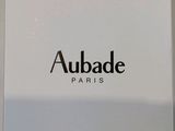 un gros plan d'une boîte blanche sur laquelle figure un logo noir