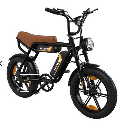 un gros plan d'un vélo électrique noir et orange sur fond blanc